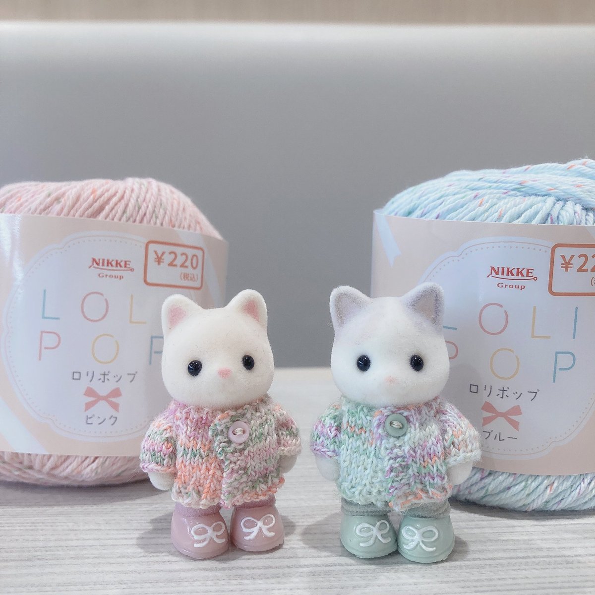 purple_on__'s tweet photo. キャンドゥのロリポップという毛糸で赤ちゃんセーター完成❣️。。。お分かりだろうか、撮影場所がはま寿司という事が。。。はま寿司は安くて美味しいだけではなくダウンライトなので盛れるのだ💡
#シル活 https://t.co/mefjpRiaNw
