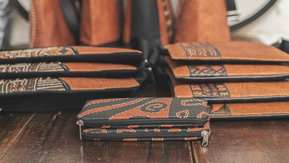 EasyAfric's tweet photo. The origin of the "Mukeeka" is deeply rooted in Buganda culture and history. Mukeeka is pronounced as (moo-kay-ka) in Luganda.
Each stitch represents the beauty, strength of tradition, and the spirit of continuity.
#handmade #handmadeinuganda #barkcloth https://t.co/vOmRVPhu4K