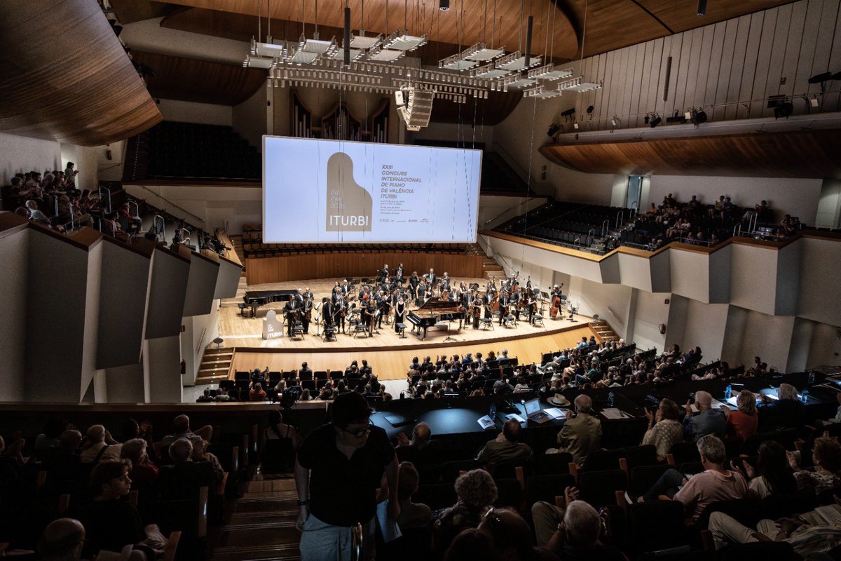premi_iturbi's tweet photo. 🎹 Ahir va tenir lloc la primera sessió de la final a la Sala Iturbi del Palau de la Música de València amb les actuacions de Ruggiero Fiorella, Eugenia Sánchez Durán y Emin Kiourktchian. 

🎟️ Hui dimecres a les 18.00 hores serà la segona sessió, a la búsqueda de la Gran Final. https://t.co/3FbhKTssF6