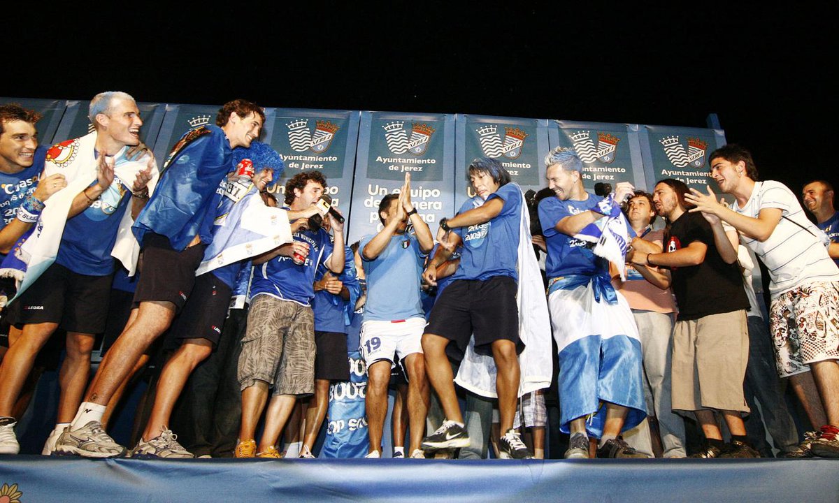 💭🏆🔙

Un 13 de junio de 2009 demostramos que, si se cree y se pelea hasta el final, 𝗹𝗼𝘀 𝘀𝘂𝗲𝗻̃𝗼𝘀 𝘀𝗲 𝗰𝘂𝗺𝗽𝗹𝗲𝗻.

💙 𝗩𝗼𝗹𝘃𝗲𝗿𝗲𝗺𝗼𝘀 a celebrar
🤍 𝗩𝗼𝗹𝘃𝗲𝗿𝗲𝗺𝗼𝘀 a teñir España de azul y #Xerez
💙 𝗩𝗼𝗹𝘃𝗲𝗿𝗲𝗺𝗼𝘀 a la <a href="/LaLiga/">LALIGA</a>

📸 <a href="/diariovivajerez/">Viva Jerez</a>