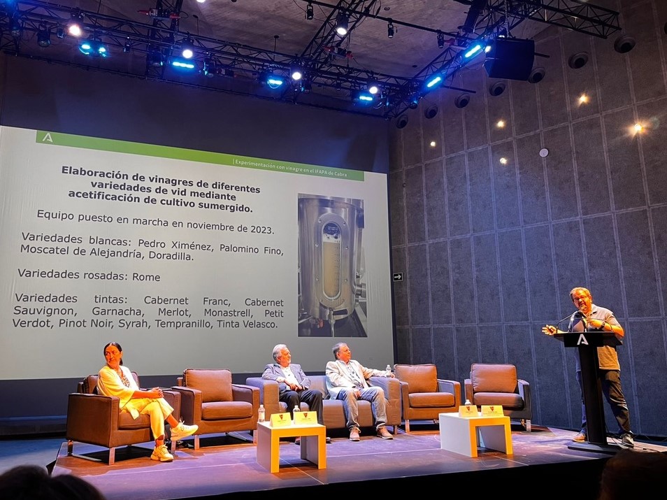 El #IFAPA participa en el I Congreso Profesional del #Vinagre de <a href="/vinavincordoba/">VINAVIN</a> dando a conocer las experiencias del proyecto #Adaptaviti🍇🥃

Esta línea de trabajo del IFAPA busca adaptar la #vid a los nuevos escenarios #ecoclimáticos y de consumo🍷

🌐lajunta.es/5p0y7