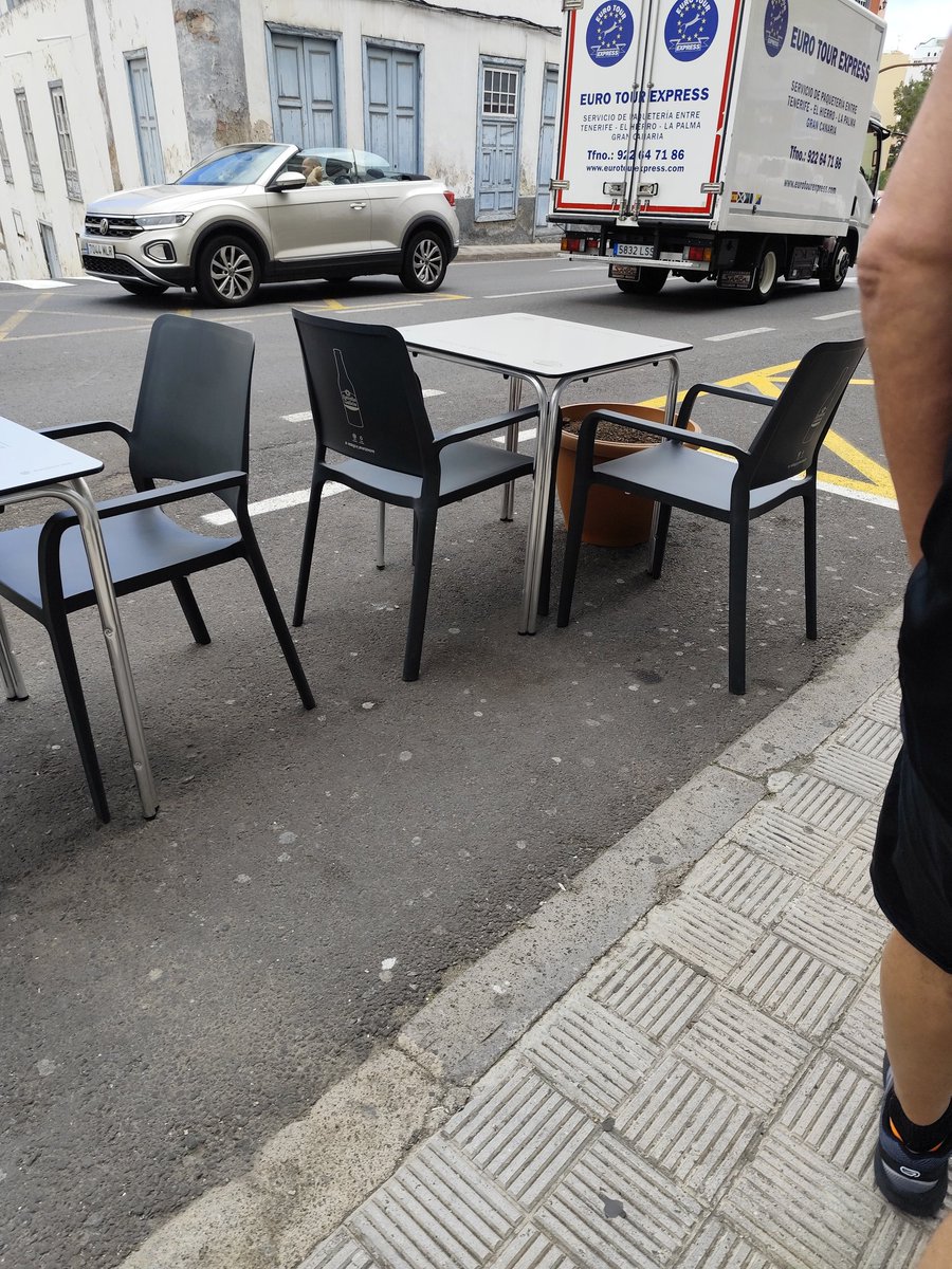 No sé que tiene más delito si poner una "terraza" en una plaza de aparcamiento o que alguien se siente ahí.