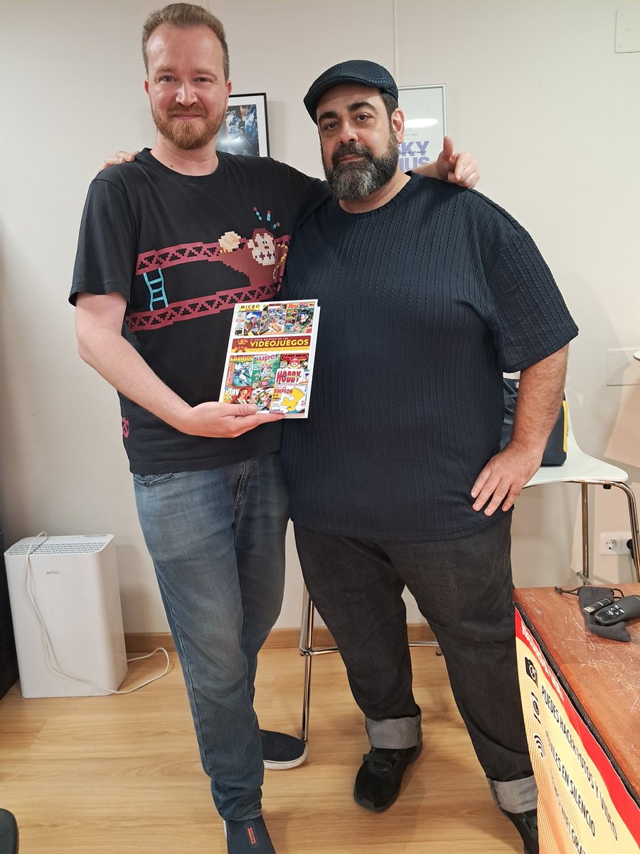 Javier Peinado (@javier_peinado) on Twitter photo Otro de los momentazos para recordar de la pasada presentación oficial de EL GRAN QUIOSCO DE LOS VIDEOJUEGOS de <a href="/Diabolocomics/">DIÁBOLO EDICIONES</a> en <a href="/Akira_Comics/">Akira Comics</a> fue poder contar entre la audiencia con dos asistentes de excepción: ¡nada menos que <a href="/manu_delcampo/">Manuel del Campo</a> y Sergio "<a href="/Serukun/">Sergio Herrera Jiménez</a>" Herrera! 😱👾 Otro de los momentazos para recordar de la pasada presentación oficial de EL GRAN QUIOSCO DE LOS VIDEOJUEGOS de <a href="/Diabolocomics/">DIÁBOLO EDICIONES</a> en <a href="/Akira_Comics/">Akira Comics</a> fue poder contar entre la audiencia con dos asistentes de excepción: ¡nada menos que <a href="/manu_delcampo/">Manuel del Campo</a> y Sergio "<a href="/Serukun/">Sergio Herrera Jiménez</a>" Herrera! 😱👾