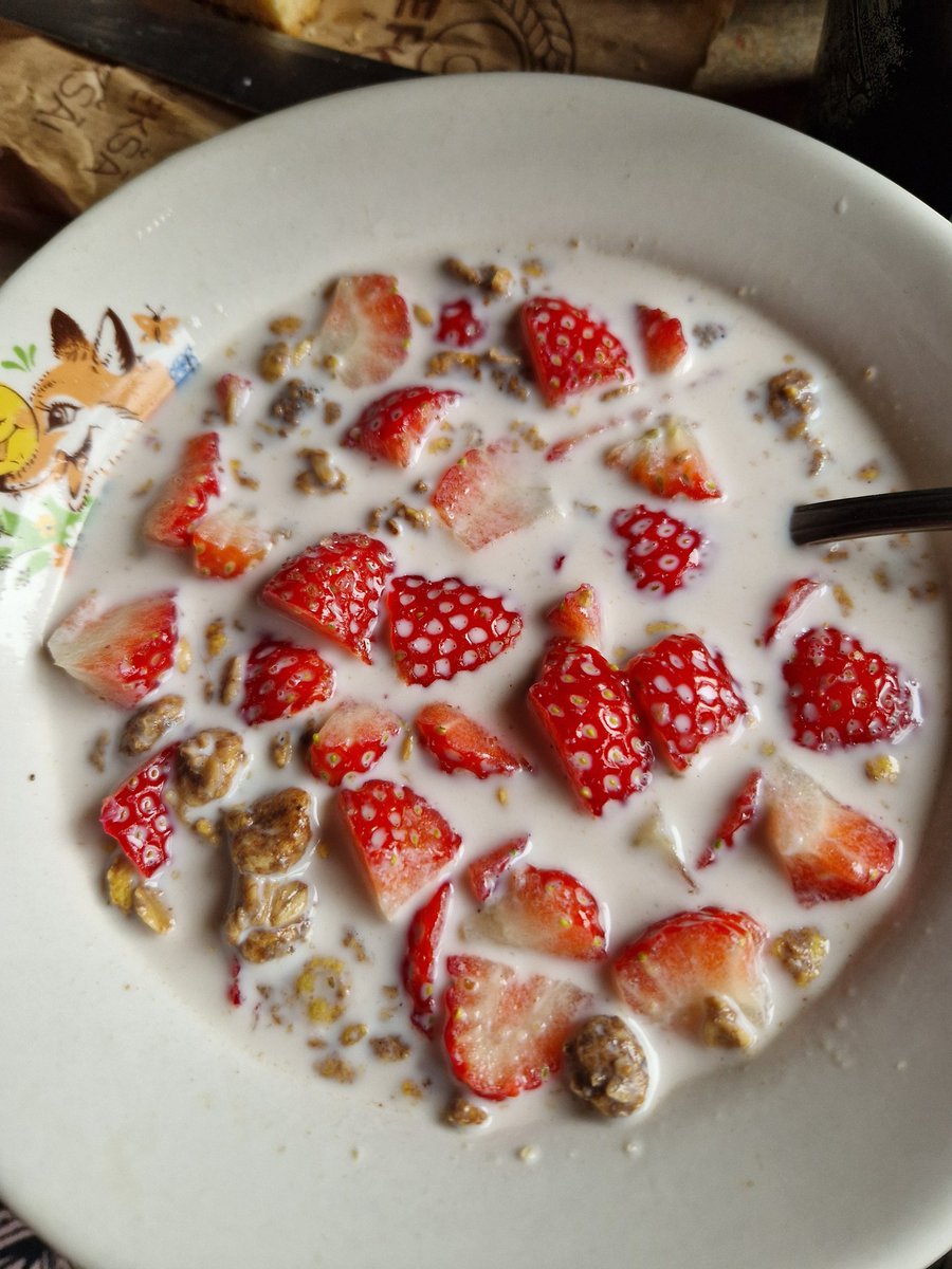 Sagribējās vasaru bļodiņā - piens, zemenes, brūnais cukurs un šokolādes muslis 🤤