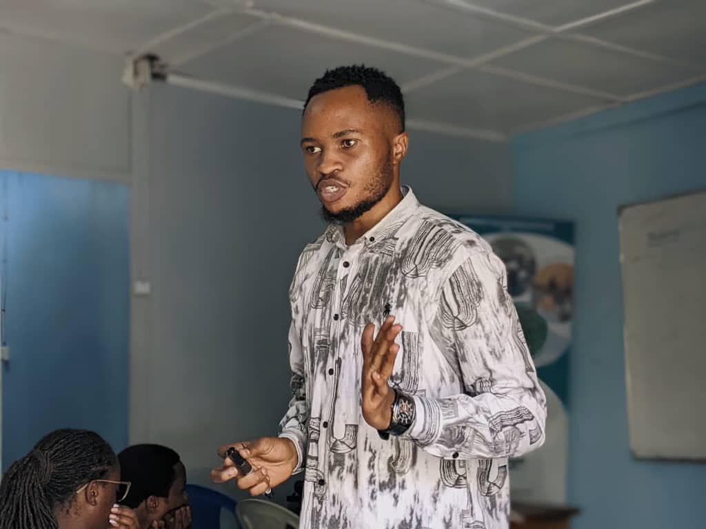 Renforcement des capacités sur l'aide humanitaire et la communication non violente : échange éducatif avec le staff 

Autour de thématiques clés telles que la responsabilité, la transparence, la participation, le respect, les droits et le Do not harm