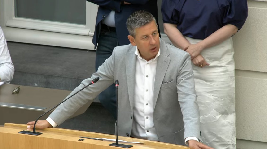 Vlaams Belang - Vlaams Parlement (@vb_vlaparl) on Twitter photo "‘Inburgeren in het buitenland’ baadt in een sfeer van vrijblijvendheid. Dit is geen inburgering, dit is een toeristische infosessie. Zonder echte voorwaarden, zonder voorafgaandelijke kennis van onze taal, zonder echte consequenties." <a href="/chrisjanssensVB/">Chris Janssens</a> #VlaParl "‘Inburgeren in het buitenland’ baadt in een sfeer van vrijblijvendheid. Dit is geen inburgering, dit is een toeristische infosessie. Zonder echte voorwaarden, zonder voorafgaandelijke kennis van onze taal, zonder echte consequenties." <a href="/chrisjanssensVB/">Chris Janssens</a> #VlaParl