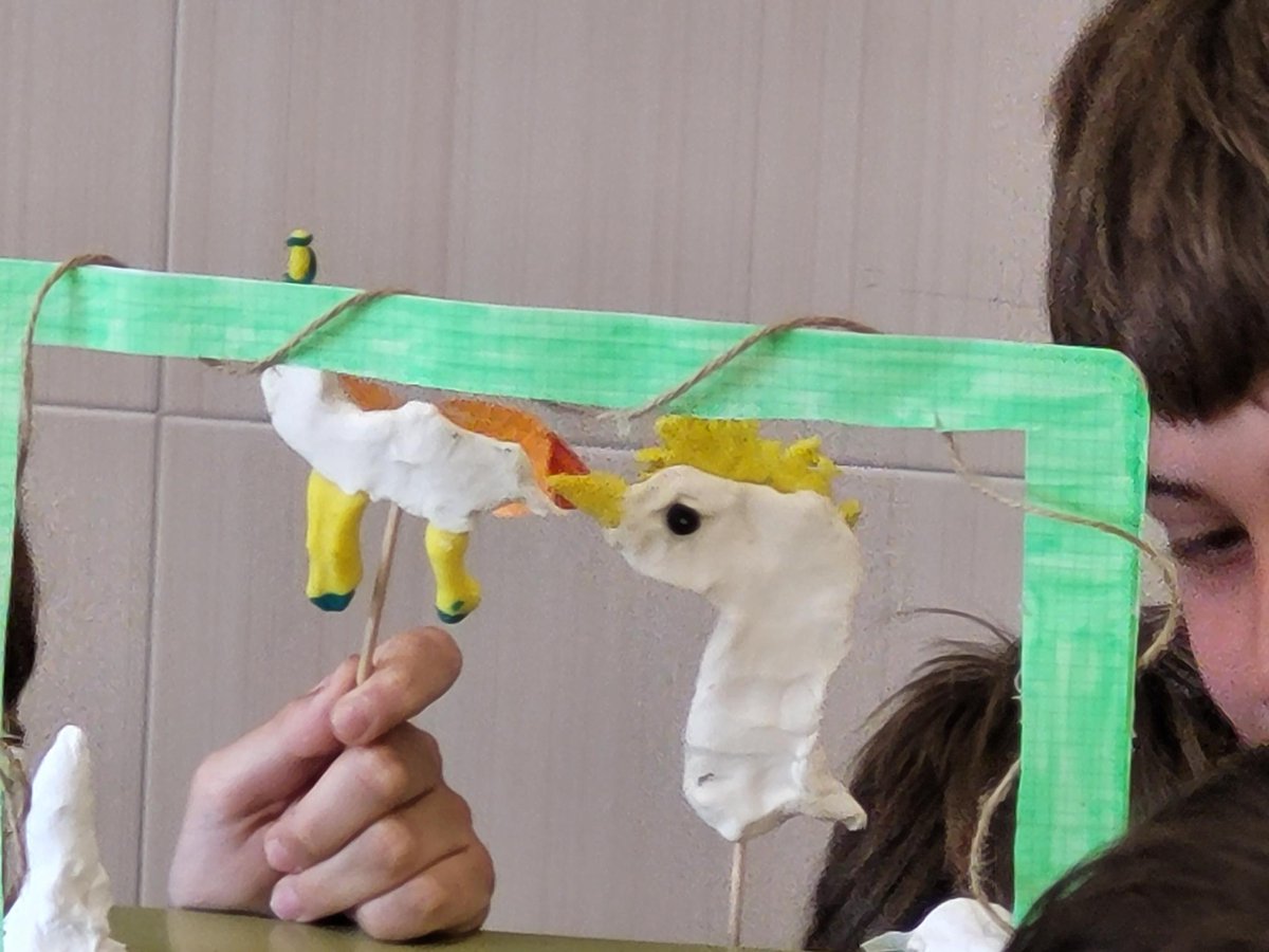 En el grupo de 1°ESO B han realizado un taller de creación teatral. L@s alumn@s han creado desde cero un teatro de guiñol, han creado el texto, los personajes con diferentes técnicas y el escenario. Como producto final han realizado la representación de la obra.#somosadaja