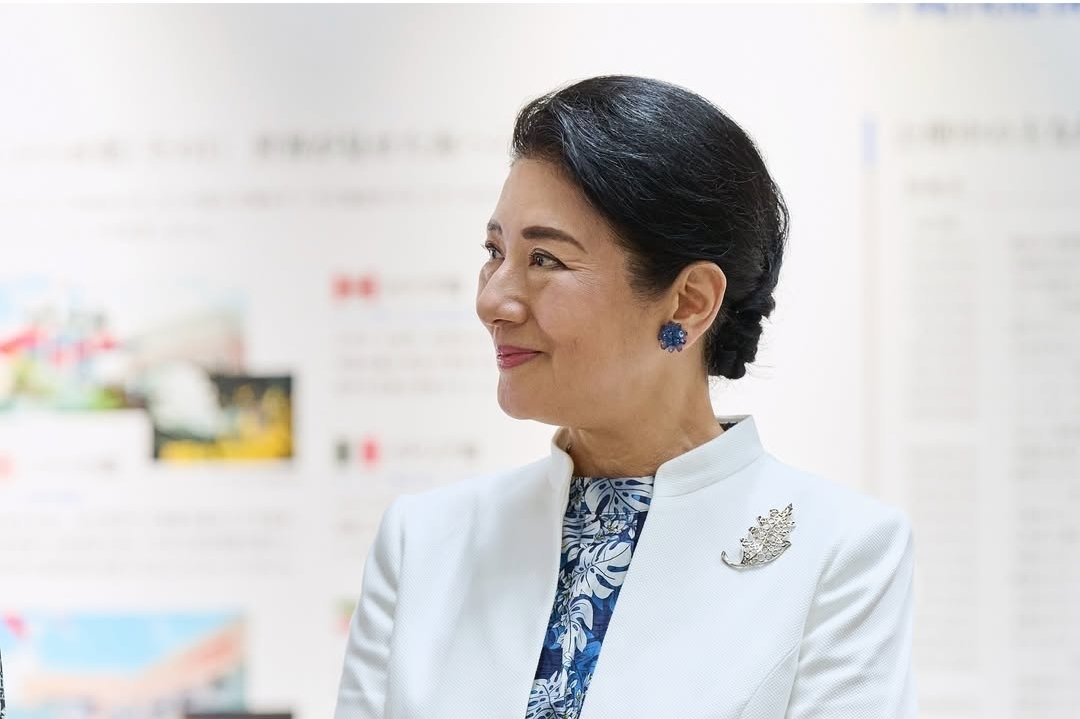 이 가족.오키나와 갔나보다.키가 제일 작은 아빠 의상이 제일 낫다.ㅋㅋㅋ 지난 번에도 마사코와 아이코.의상이 비슷하던데 이번에도 그러네..쌍둥이 옷 입히는 것처럼.엄빠가 딸과 열심히 동행하는 걸 보니..열도 왕실에도 바람이 불래나..