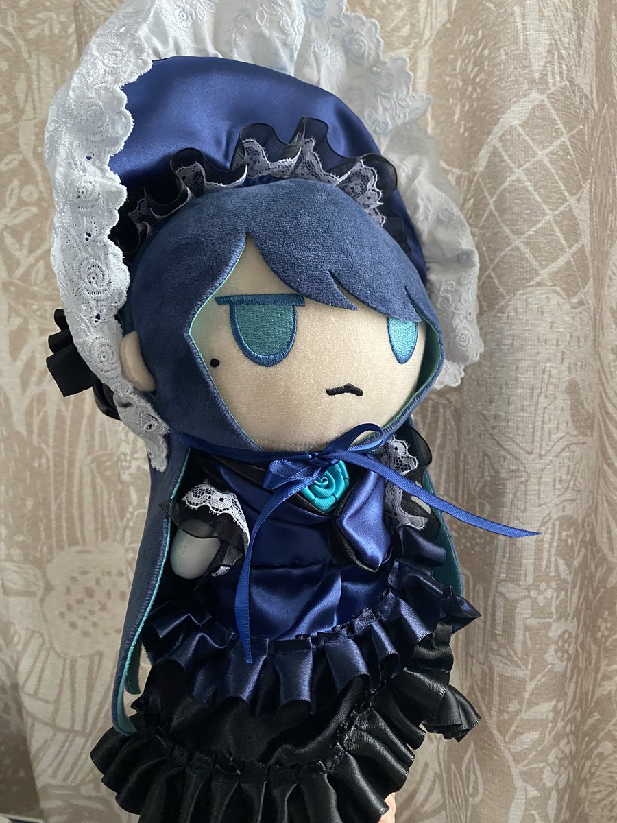 aki_gsak's tweet photo. このイラストを参考にぬい服作らせてもらいました！水色のバラのレースと、見えないのに後ろもモリモリのフリル付いてるのがこだわりポイントです😆🙌 #Adoart  #ぬい活 オーナーがバラ作るそうです🌹→@c1utchhavefun https://t.co/OWiITN6j4O