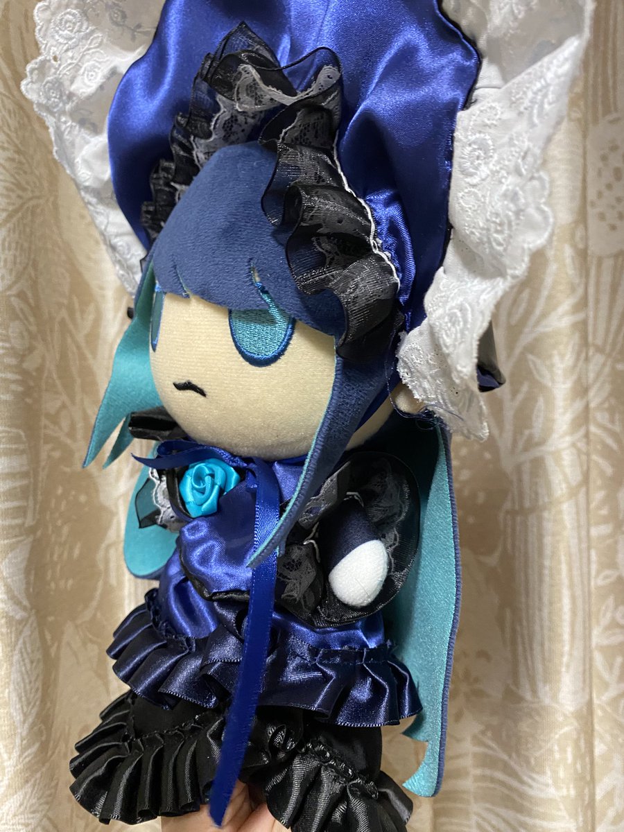 aki_gsak's tweet photo. このイラストを参考にぬい服作らせてもらいました！水色のバラのレースと、見えないのに後ろもモリモリのフリル付いてるのがこだわりポイントです😆🙌 #Adoart  #ぬい活 オーナーがバラ作るそうです🌹→@c1utchhavefun https://t.co/OWiITN6j4O