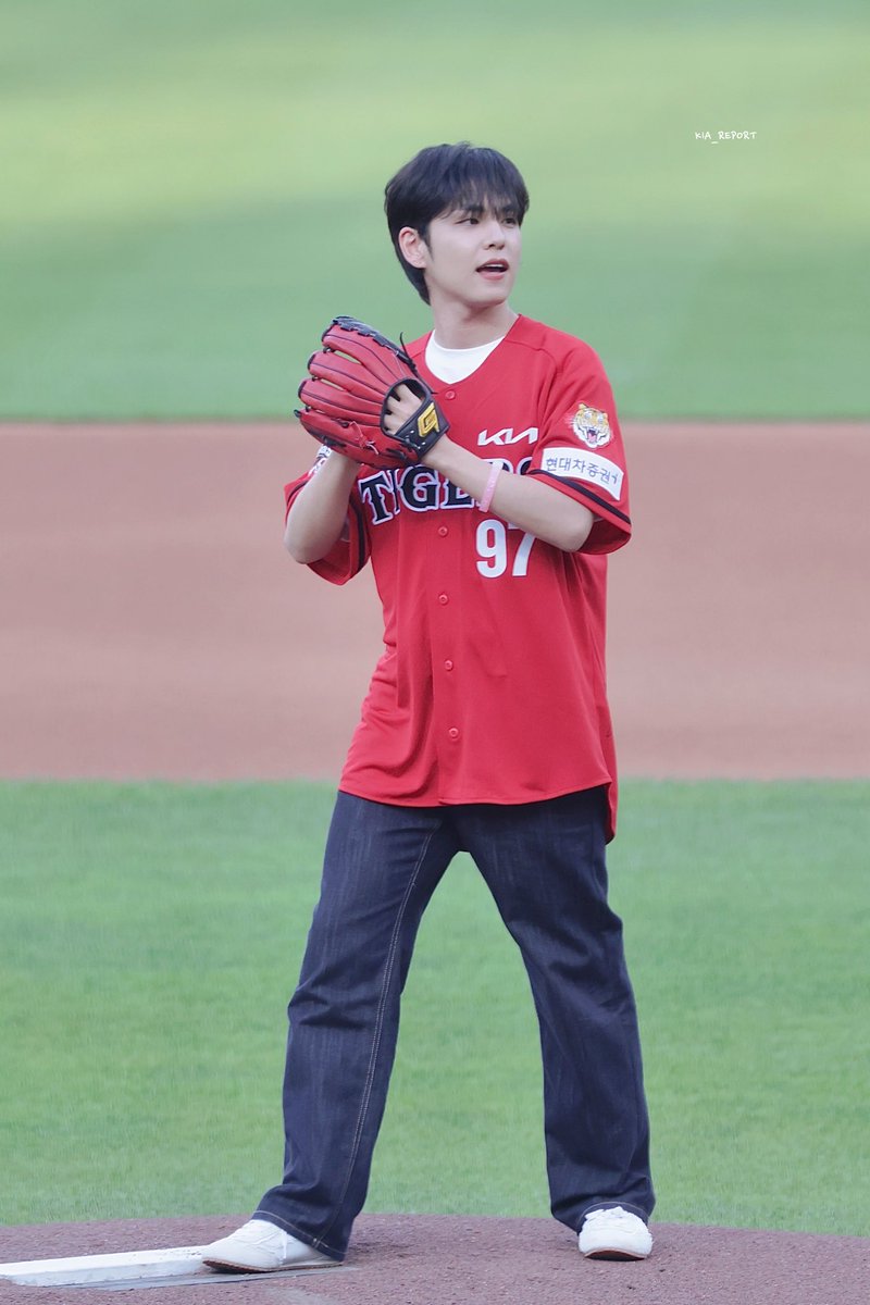 니가내고등야구고여름방학훈련기간이고전국에서손에꼽히는유망주고하나밖에없는라이벌은절친이고그래도안봐주는게서로의우정이고끝내지지않는청춘만화의주인공이고그래