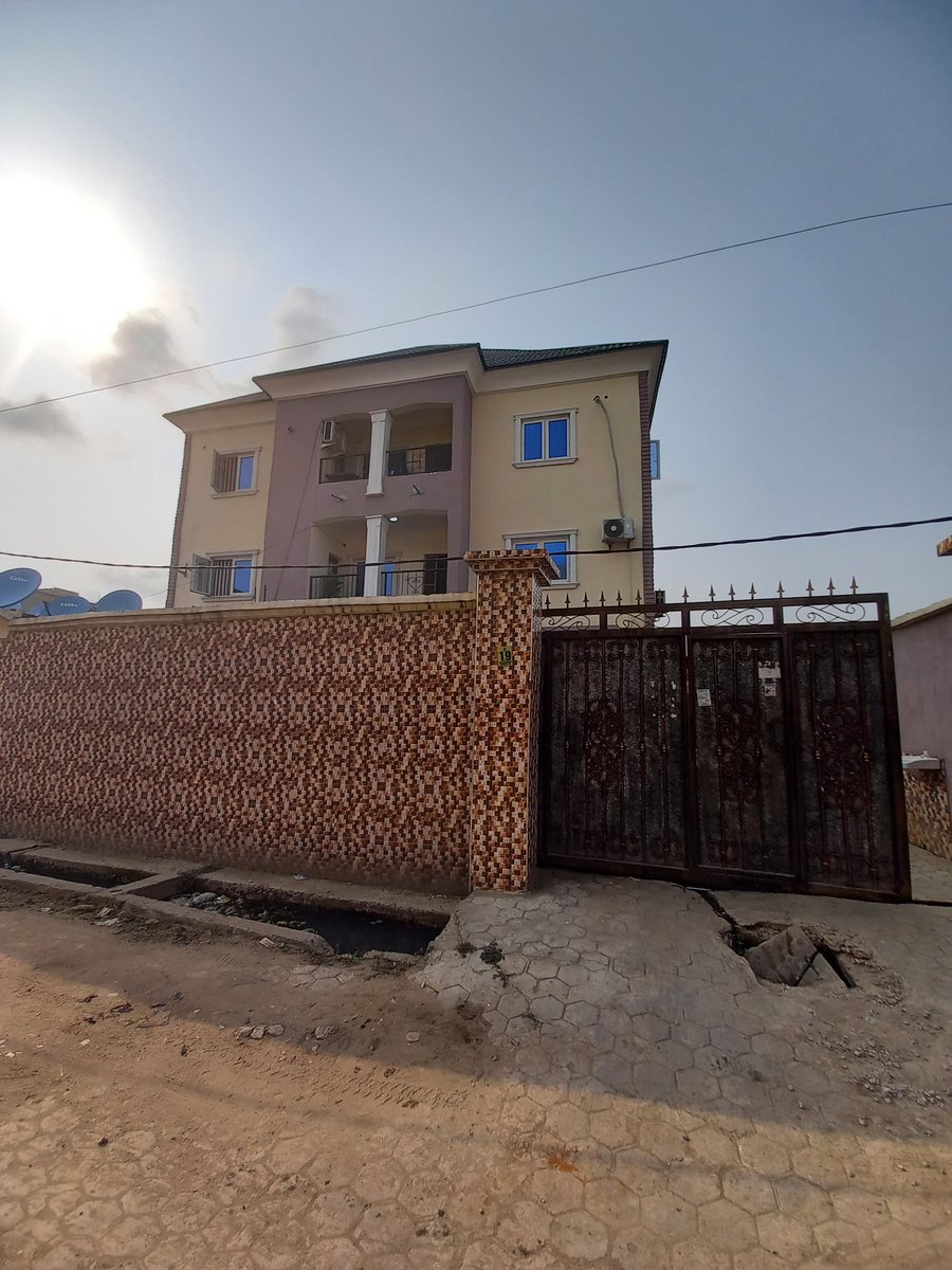 SantompsyPrpty's tweet photo. FOR SALE!!

DESCRIPTION: A Block of 6(Nos) 2-bedroom flat &amp; 12(Nos) 1-bedroom 

LOCATION: Liberty Estate,  Off Ago Palace Way, Okota, Isolo, Lagos State 

TITLE: Survey plan, Deed of Assignment, C of O in view 

PRICE: N400M (Net)

For more info Contact
08033073421
08033939741 https://t.co/Us6f3h9YW8