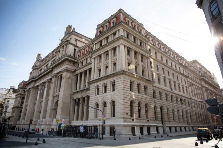 «Hoy, nuestro país es menos justo»

Documento por el fallo de la Corte que proscribe a Cristina Fernández de Kirchner. Lo firman 45 rectoras, rectores, vicerrectoras y vicerrectores de universidades nacionales del país.

Texto completo en el enlace

uncoma.edu.ar/noticias-unive…