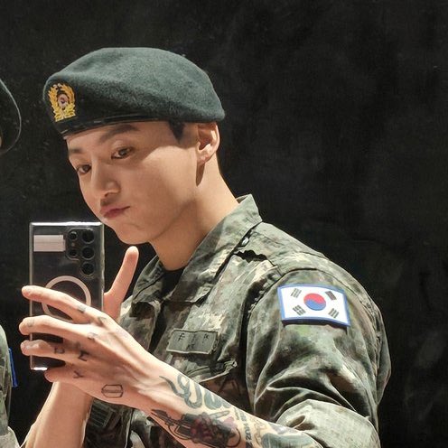 하.... 군대까지다녀왓는데이렇게생겻어 ㅆ잘진짜 못참겠다  아  너무행복하다진심...