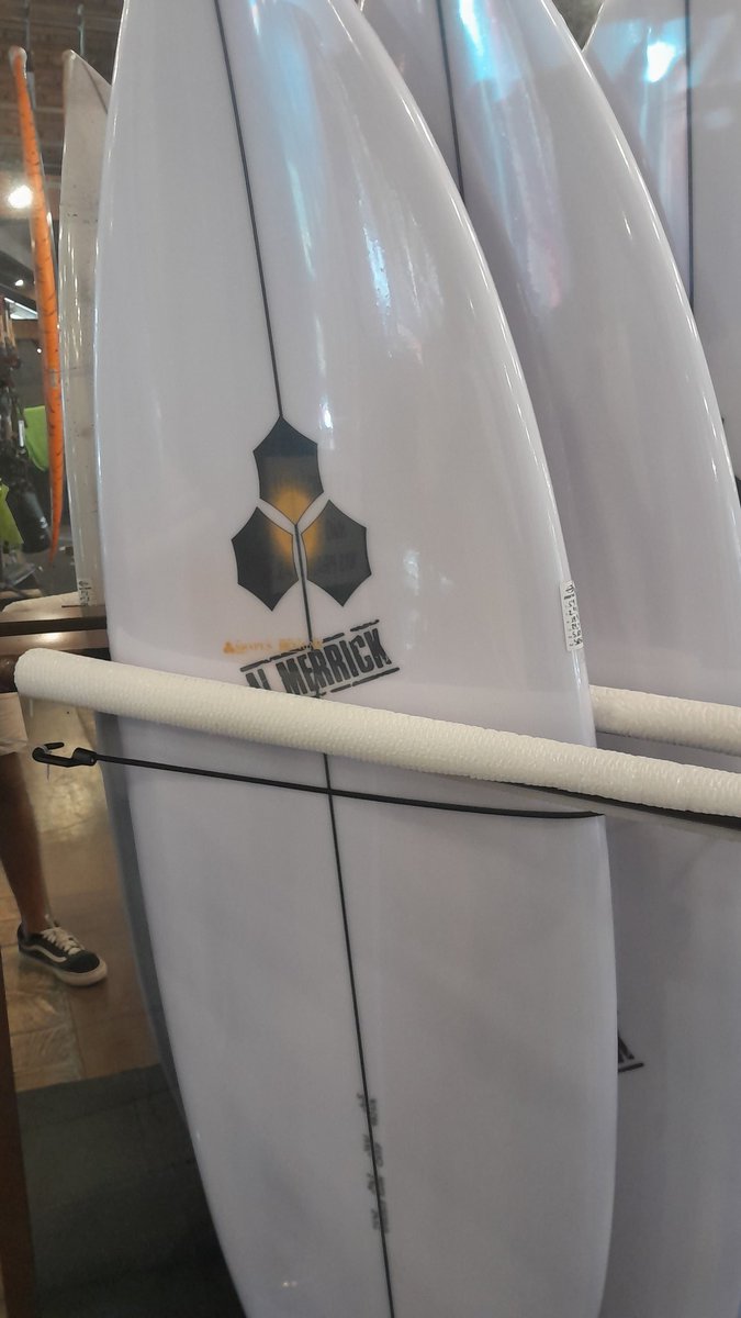 TiagoPipia's tweet photo. Vai lá compra uma prancha nova é baratinho kkk https://t.co/uZTkh5mATB