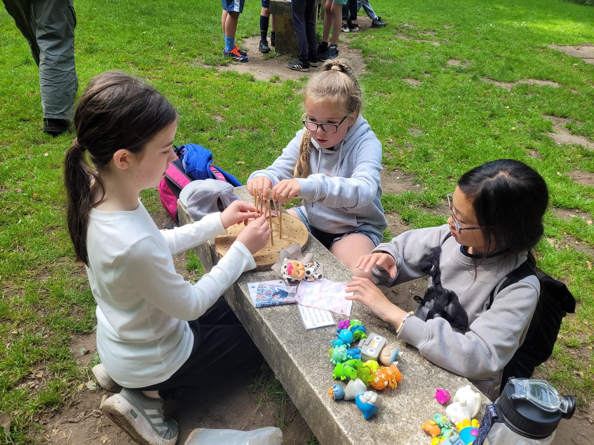 Group 1 grass sledges and shelter building.