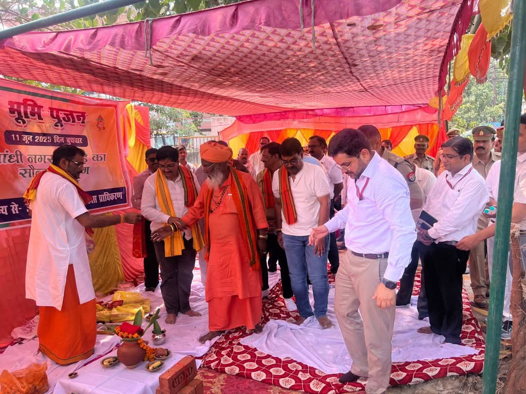 आज लोकसभा क्षेत्र सदर विधानसभा के गांधी नगर तिराहे का सौंदर्याकारण हेतु आयोजित भूमि पूजन कार्यक्रम में प्रतिभाग कर भूमि पूजन कर शिलान्यास किया।