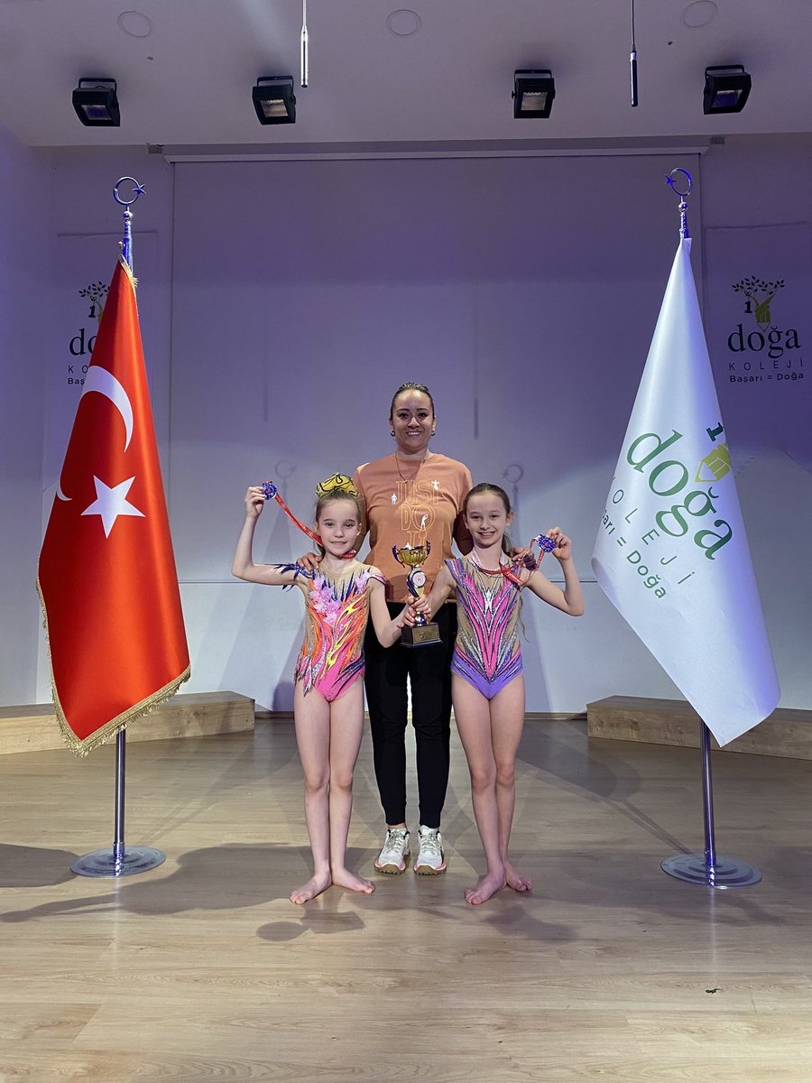 Gzlbcbedene's tweet photo. İzmir Okul Sporları’nın düzenlediği ritmik Cimnastik minik A kategorisinde yarışıp,iki kişilik takım ile İzmir 4.sü olan öğrencilerimiz  Berrak Ereşici ve İnci Akbudak’ı tebrik eder,başarılarının devamını dileriz.@YKarasinir https://t.co/Q2XB4JhpRD