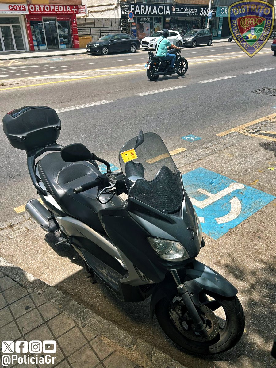 PoliciaGr's tweet photo. Motocicleta estacionada en reservado de #PMR y aunque no es algo que nos sorprenda, nuestra unidad de barrio, Bravo 52 ha sospechado que pudiera encontrarse robada…
Efectivamente lo estaba.
Moto recuperada y reservado PMR liberado.
#SeguimosActuando https://t.co/wUiFsqdURA