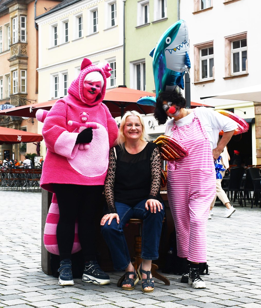 My tour this year has been challenging so far but I am now hopeful to play Bayreuth with my little streetpiano this Saturday. Please come along if you can. Thinking back to last year's wonderful charity clown visit 😊