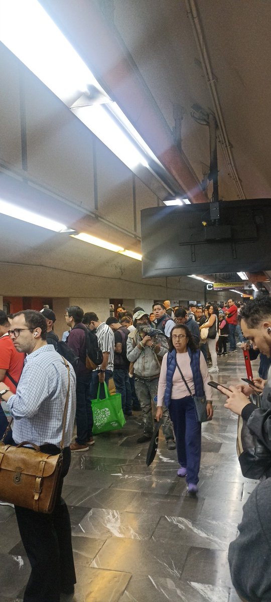 MigueTerron's tweet photo. No importan las ganas que tengas de trabajar el metro de la CDMX siempre te las quita @MetroCDMX @GobCDMX #lineanaranja #linea7 https://t.co/jvgQKvFqqt
