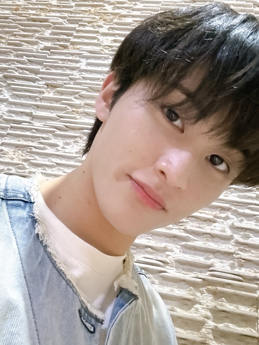 🐯💭

*📸
“tada~”
“rambutku udah agak panjang, ya”
“akhir-akhir ini kami lagi sibuk banget nyiapin sesuatu~”
“kamu juga beneran udah kerja keras hari ini!”
“waktu cepet banget ya… juni juga lewat gitu aja, hari demi hari~”
“aku juga beneran kangen banget!”
“kata sijeuni,