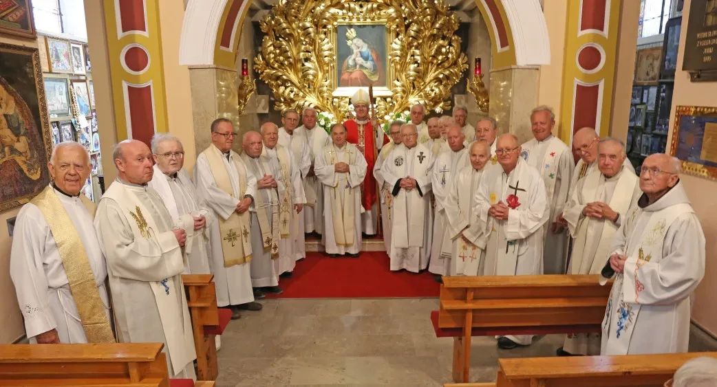 [BREZJE] Letošnji zlatomašniki so dopoldne poromali v zahvalo Božji materi Mariji na Brezje za 5️⃣0️⃣ let duhovništva. 🙏
👉 druzina.si/clanek/brezje-…