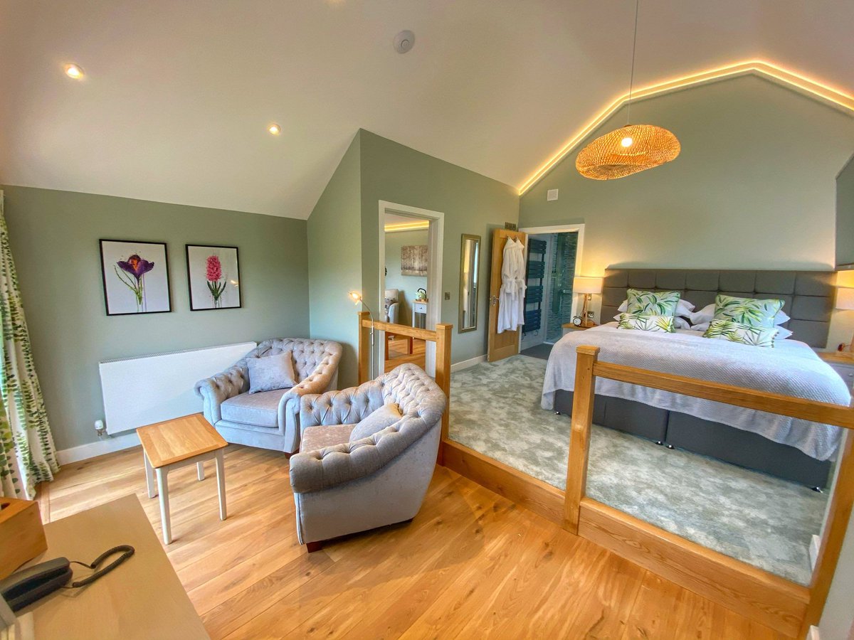 WeAcceptPets's tweet image. 🌿 Consistently rated among the very best of Shropshire hotels on TripAdvisor, Pen-y-Dyffryn Country Hotel offers the perfect blend of comfort, quality, and rural tranquillity.

Accepts 🐶 🐈 
weacceptpets.co.uk/shropshire/5181 

#ShropshireHotels #CountryHotelEscape #RuralRetreat #SpaBreak