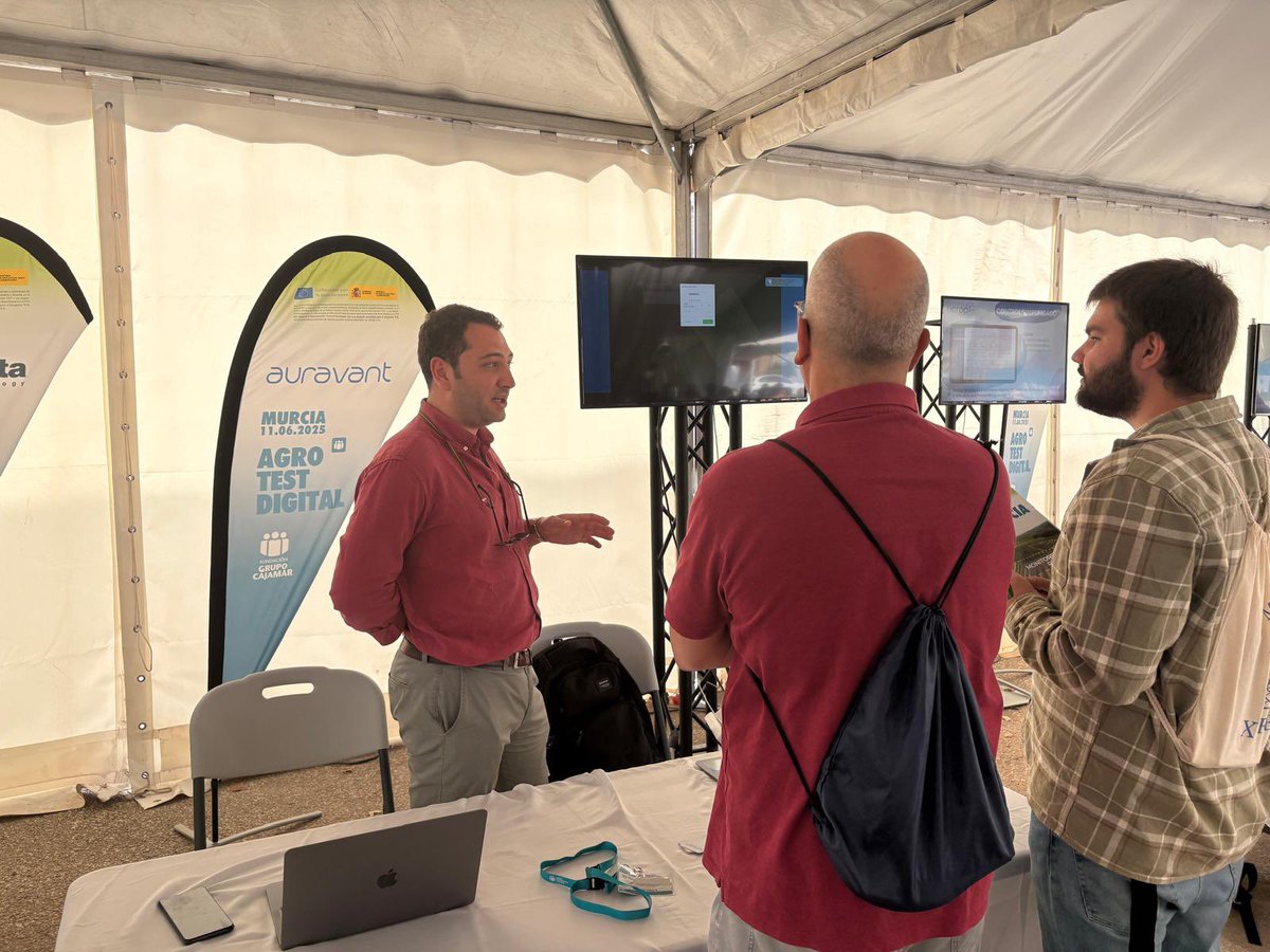 Auravant_ES's tweet photo. Hoy estamos en #AgroTestDigital mostrando cómo Auravant transforma datos en decisiones agronómicas. 🌱
Imágenes satelitales, sensores y digitalización al servicio de una producción más eficiente y sustentable.

Gracias Manuel Lainez Andrés por la invitación! 🙌 https://t.co/oXAFepQx4h