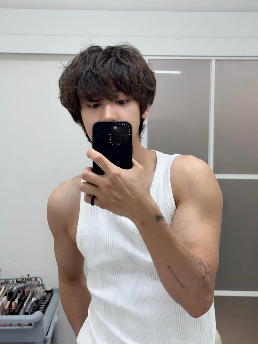 백현의 에리 tweet media