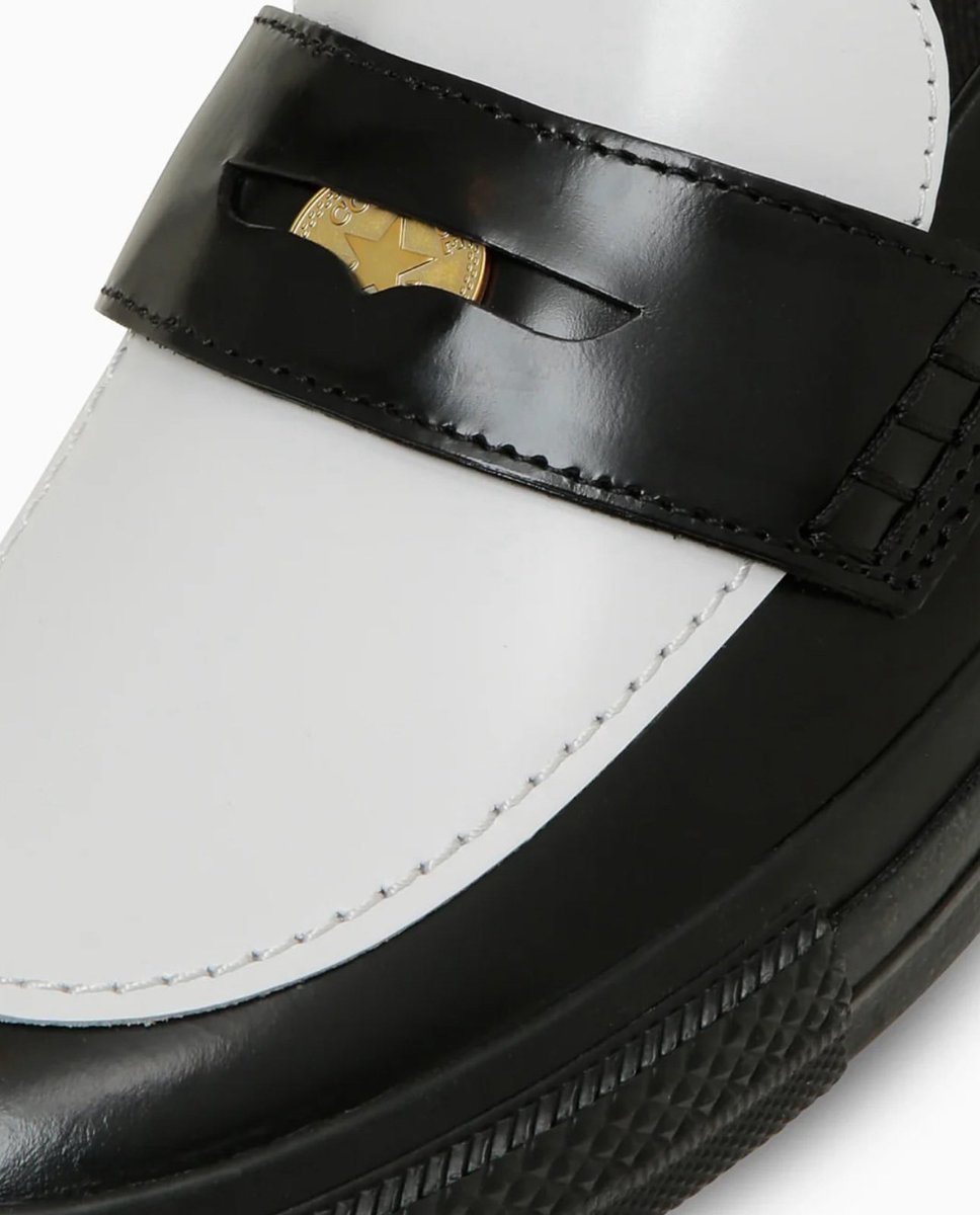 ①②MIU MIUのコインローファー¥165,000
③④CONVERSEのコインローファー¥17,600