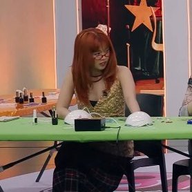 retroyves's tweet image. wala siyang pake kahit hindi siya mapili, ang mahalaga matapos niya nails niya 😭