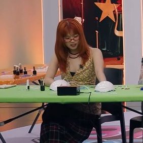 retroyves's tweet image. wala siyang pake kahit hindi siya mapili, ang mahalaga matapos niya nails niya 😭