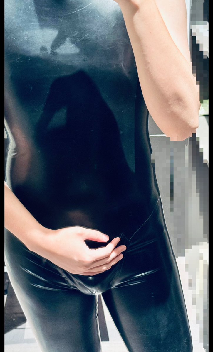 这个天气，
内搭刚刚好。

#rubber #latex