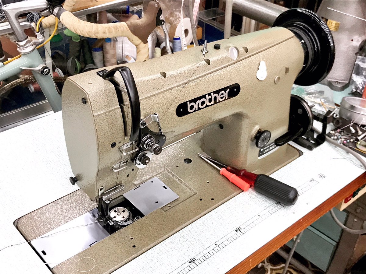 nakanishi402910's tweet photo. 次はこちらのミシンの調整に入ります。長年置いたままだったブラザー製LS2-B837。厚物向け特大水平釜・総合送りのミシンです。
#brothersewingmachine #ls2b837 #industrialsewingmachine #工業用ミシン https://t.co/W7WiXalJ2K