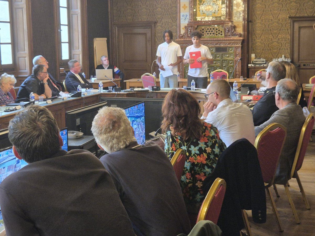 Un très bel article de l'Est Républicain à l'occasion du concours Agora, auquel ont participé les élèves de 4ème.
Encore bravo à eux et merci à Monsieur le Maire et au Conseil municipal de Verdun.