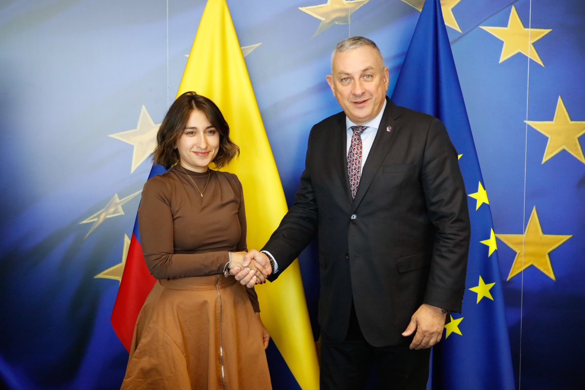 🇨🇴🤝🇪🇺
Desde Bruselas, la canciller <a href="/laurisarabia/">Laura Sarabia</a> y el Ministro de Minas y Energía, <a href="/PalmaEdwin/">Edwin Palma Egea</a>, se reunieron con el Comisario de Asociaciones Internacionales de la UE, Jozef Síkela. Para fortalecer la cooperación en paz, transición energética, digitalización y preparación de la