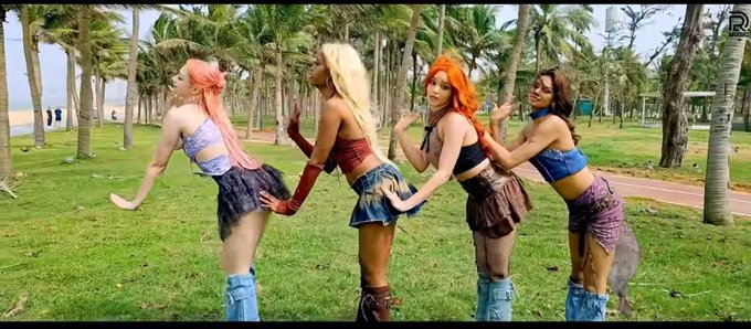 ESlumina's tweet photo. @blackswan_drent Just gave us a surprise drop of the ILIH performance video!
#Blackswan #WeLIKEITHOT #LuminaLIKEITHOT #BLACKSWAN_LIKEITHOT https://t.co/HmoDahRUp9