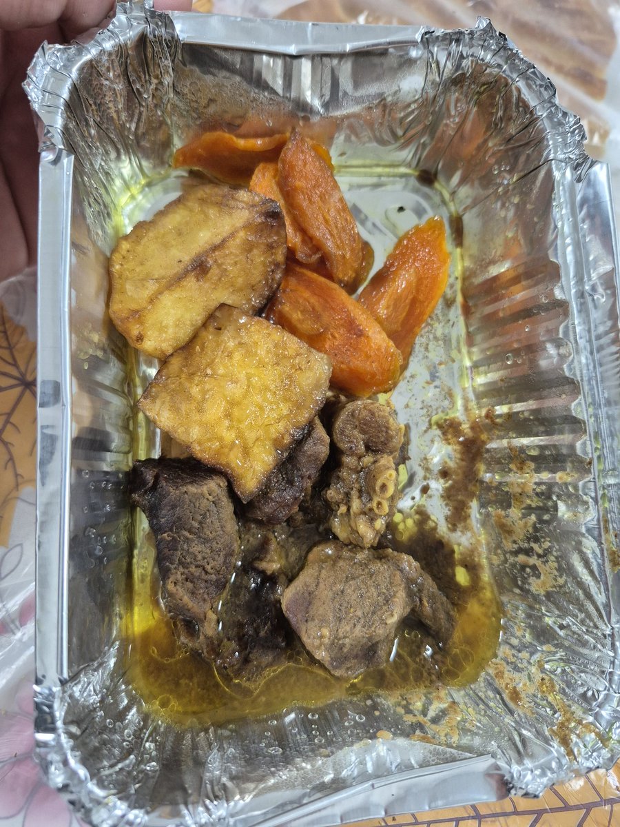 Mory4x's tweet image. این غذای محیط کارم ( پرسنل )بیمارستانه( تامین اجتماعیه) 

غذای پرسنله
خب چجوری با شکم گشنه قراره داد و بیدا بیمار رو تحمل کنیم؟؟؟
تازه شامشون اینه برنجشون که از ارتفا ده سانتی میریزی رو زمین صدای ساچمه میده