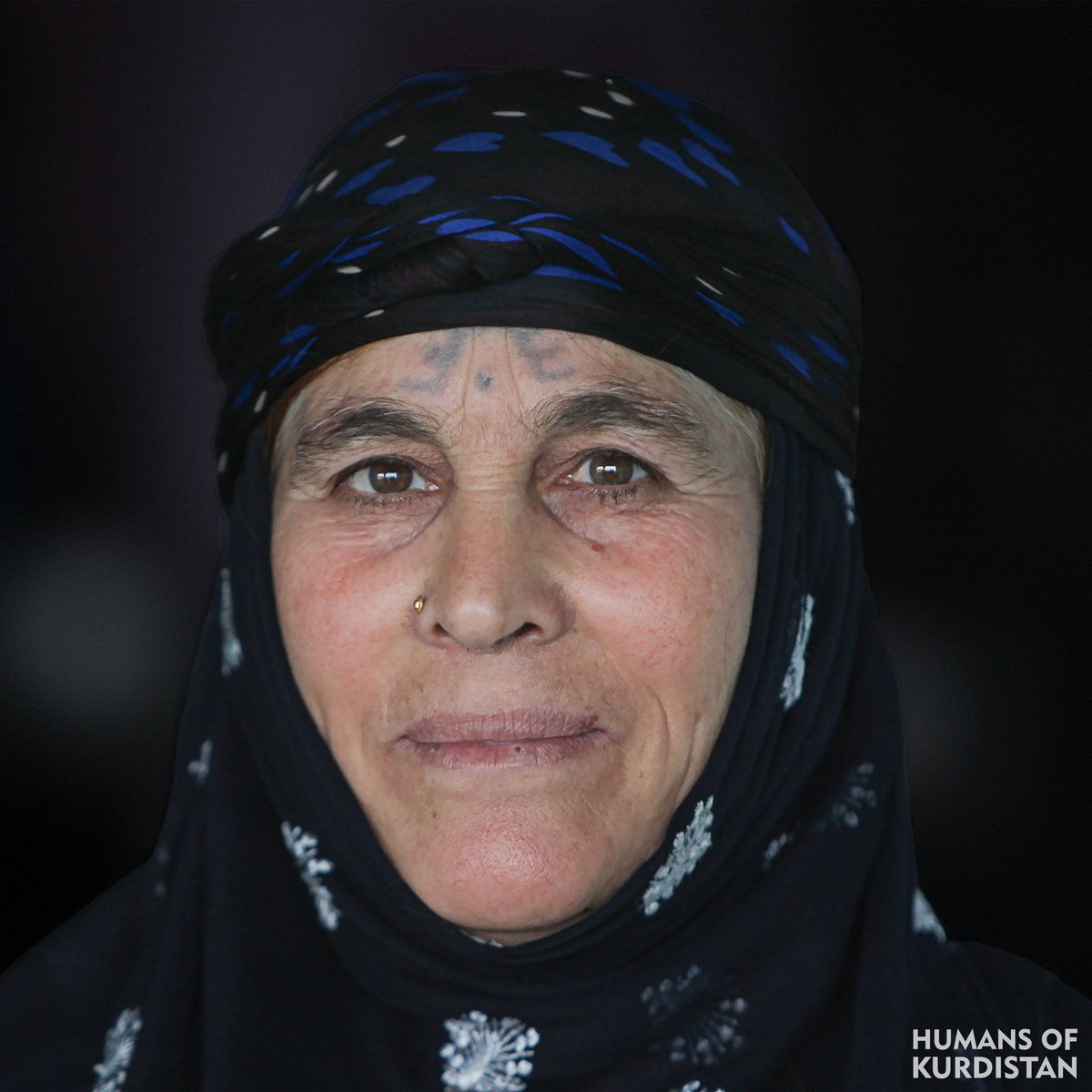 چیرۆکی کوردێکی باکوور

کاتێک گەنج بووم لەسەر جەستە و ڕوومەتم خاڵم دەکوتا. هەر خاڵێک هێمایەکی سیمبولیی خۆی هەیە. بۆ خۆم حەزم لە وێنەی خۆر بوو، بۆیە وێنەی خۆرم لەسەر ناوچاوانم دەکوتا؛ هەر چەندە نەشمدەزانی چ مانایەک دەگەیەنێت! بەڵام دواتر تێگەییشتم خۆر هێمای ڕووناکی و سەرچاوەی