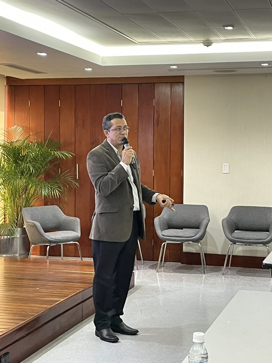 Asociación Bancaria de Venezuela (@asobanca_ve) on Twitter photo Damos inicio al 3er día del seminario con la participación de Wilmer Varón, CEO de <a href="/Funintecvzla/">Funintec Venezuela</a>, quien explica sobre los casos de uso de blockchain, los oráculos y la tokenización de activos digitales👨🏾💻. Damos inicio al 3er día del seminario con la participación de Wilmer Varón, CEO de <a href="/Funintecvzla/">Funintec Venezuela</a>, quien explica sobre los casos de uso de blockchain, los oráculos y la tokenización de activos digitales👨🏾💻.