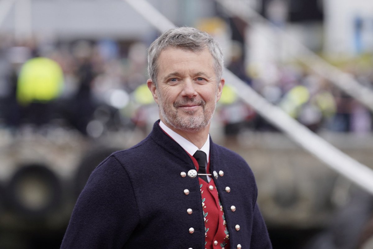 Tinganes's tweet image. Their Majesties the King and Queen of Denmark, accompanied by H.R.H. Princess Josephine, have arrived in the Faroe Islands for their first official visit since ascending the throne. 

🇫🇴 PM Johannesen is hosting the visit.
