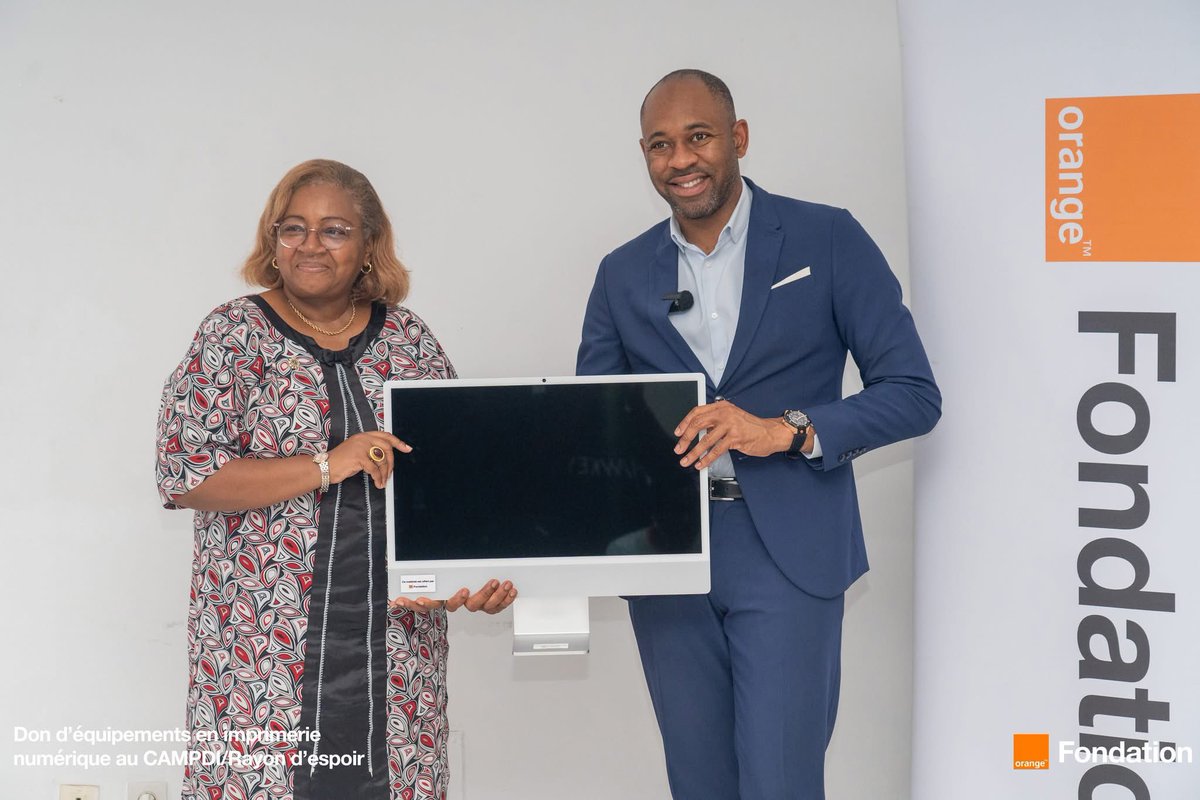 Parce que vivre, c’est partager, le 2/6, la <a href="/Fondation_OCI/">FONDATION ORANGE CI</a> a fait don d’équipements d’imprimerie numérique au CAMPDI Rayon d’Espoir pour former des jeunes en situation de handicap ou atteints d’autisme.
Objectif : favoriser leur insertion socio-professionnelle. 
Retour en 📸 !