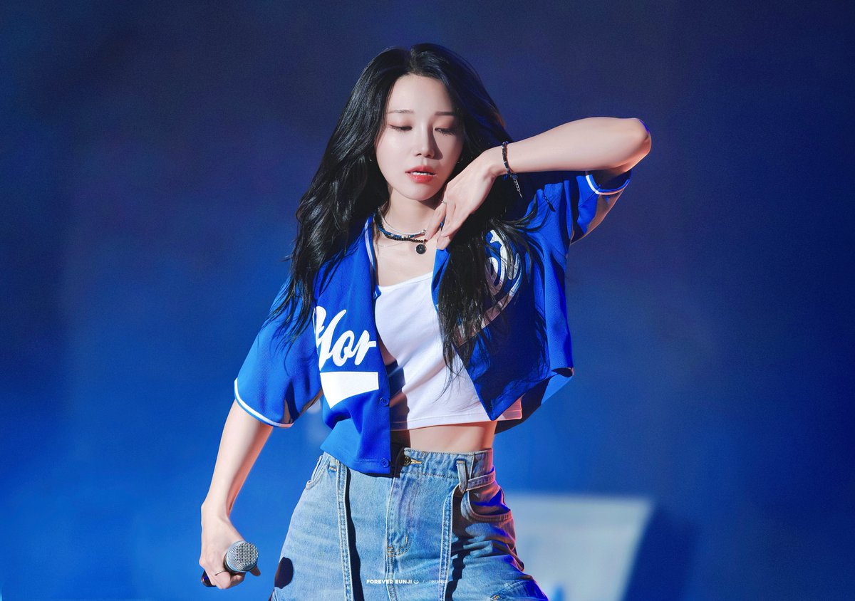 Forever__Eunji's tweet image. 250608 연세대  &amp;lt;연세여 사랑한다&amp;gt; 은지 ✨

@Apinkjej 🐶🐾

은지 언니여 사랑한다 💙

#Apink #에이핑크 #정은지 #은지 #郑恩地