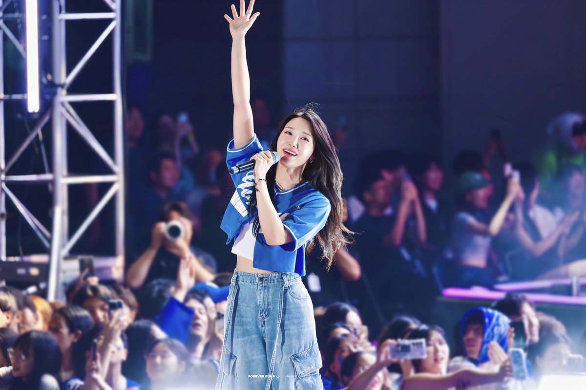 Forever__Eunji's tweet image. 250608 연세대  &amp;lt;연세여 사랑한다&amp;gt; 은지 ✨

@Apinkjej 🐶🐾

은지 언니여 사랑한다 💙

#Apink #에이핑크 #정은지 #은지 #郑恩地