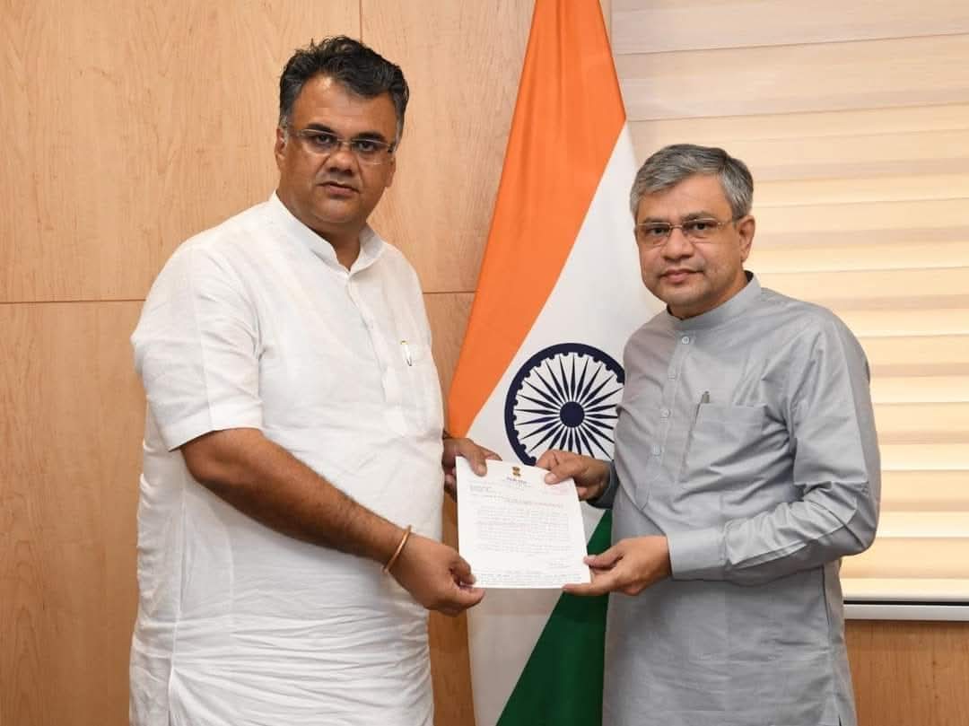 #Sirohi #Jalore #Railway #BJP 
नई रेल लाइन के लिए फाइनल लोकेशन सर्वे की मिली स्वीकृति, 

लंबी जद्दोजहद के बाद आखिरकार पूर्व भाजपा सांसद देवजी भाई पटेल, RTI कार्यकर्ता कांशीराम रावल और वृतमान सांसद लुंबाराम चौधरी के जालोर सिरोही रेलवे से जोड़ने हेतु कड़ी मेहनत और अनवरत प्रयास