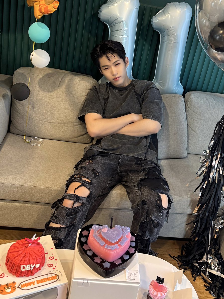 오늘은 Birthday on a Hot day!!🥳🥳
생일 축하해주신 모든 유니즈분들 감사합니당~~😸😸

#DEY #데이
#핫보이_데이의_핫한_벌쓰데이