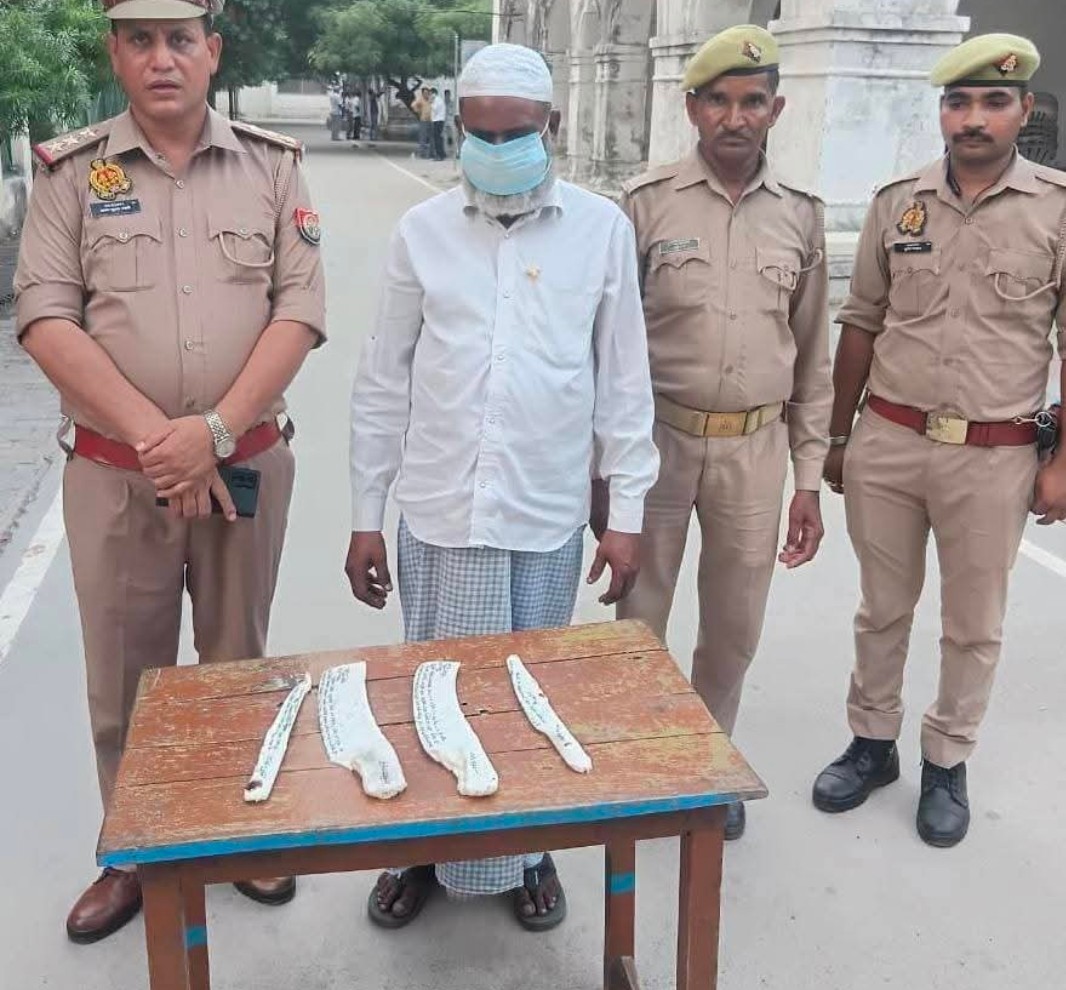 खबर उत्तर प्रदेश के हरदोई से है।
हरदोई थाना कोतवाली शहर क्षेत्र में अवैध मांस बिक्री व पशु कटान के मामले में पुलिस ने त्वरित कार्रवाई करते हुए एक अभियुक्त को गिरफ्तार किया है। मौके से अवैध हथियार, पशुओं की खाल और जीवित पशु बरामद किए हैं। दूसरे अभियुक्त की गिरफ्तारी के लिए पुलिस
