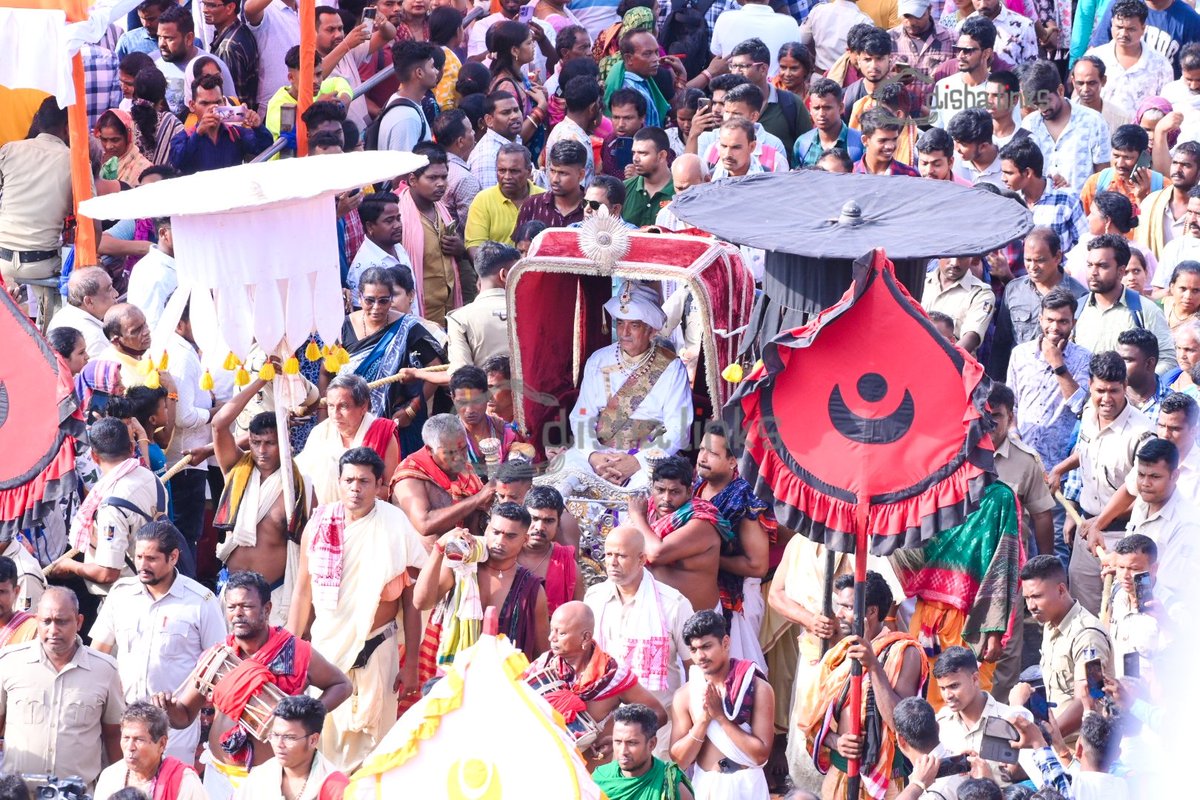 odisha_links's tweet photo. ଶ୍ରୀଜିଉଙ୍କ ମହାସ୍ନାନ ପରେ ଗଜପତି ମହାରାଜ ଦିବ୍ୟସିଂହ ଦେବ ପାଲିଙ୍କିରେ ବସି ସ୍ନାନମଣ୍ଡପରେ ପହଞ୍ଚିଲେ ବିଧିଅନୁସାରେ ଛେରାପହଁରା ନୀତି ପରେ ଆଳତି କରିଲେ  
ଜୟ ଜଗନ୍ନାଥ 🙏
#ସ୍ନାନପୂର୍ଣ୍ଣିମା 
#SnanaPurnima2025 #Jagannath #RathaJatra2025 #RathaYatra2025 #ShreeJagannathaDhaam #Odishalinks https://t.co/4UHKuWec1Y