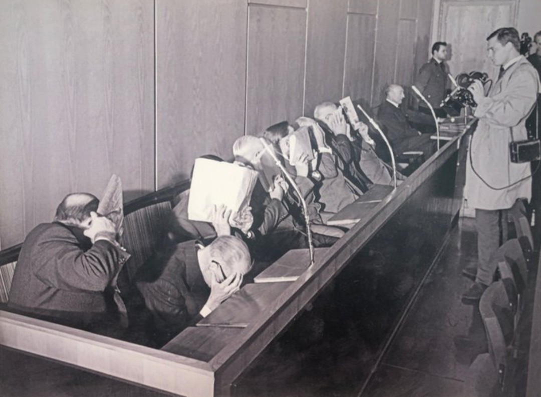 Yüzünü utanarak kapatıp tanınmamaya çalışan bu adamlar Nazi Almanya'sının yargıçları, savcıları...!!